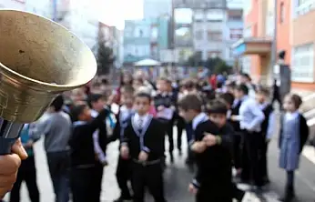Türkiye'de 18 milyon öğrenci için yarın karne zili çalacak
