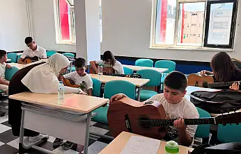 Ülkü Ocakları'nda ücretsiz gitar kursları sürüyor