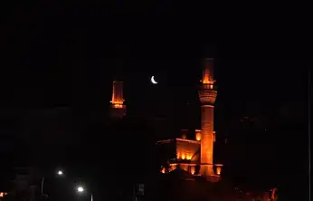 Üsküdar'da iki minare arasında beliren hilal, kartpostallık görüntü oluşturdu