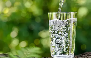Uzmanlardan yaz sıcaklarında maden suyu uyarısı: Günde 1-2 şişe yeterli