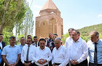 Vali Çiçek ve Başkan Büyükkılıç'tan Melikgazi türbesinde inceleme