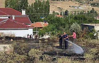 Yahyalı'da ot yangını korkuttu: Alevler evlere ulaşmadan söndürüldü