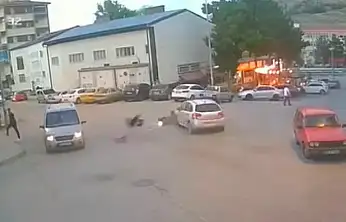 Yahyalı'da otomobil ile motosikletin çarpıştığı kaza kamerada
