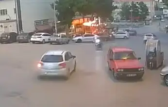 Yahyalı'da otomobil ile motosikletin çarpıştığı kaza kamerada