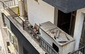 Yaşlı çiftin evinden kamyon dolusu çöp çıkartıldı