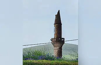 Yıldırım düşen cami minaresi zarar gördü