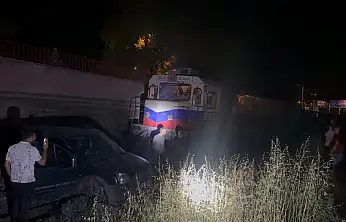 Yük treni hafif ticari aracı 120 metre sürükledi: 2 yaralı