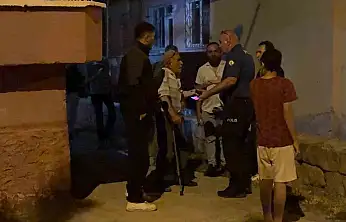 Yürümekte zorluk çeken babasının tekerlekli sandalyesini ateşe verdi