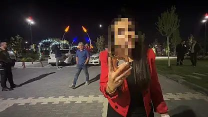 Bebeğini arabada unutan kadın sinirini gazetecilerden çıkardı
