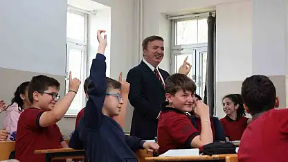 Vali Aydoğdu kendisini okula davet eden öğrencinin sınıfına konuk oldu