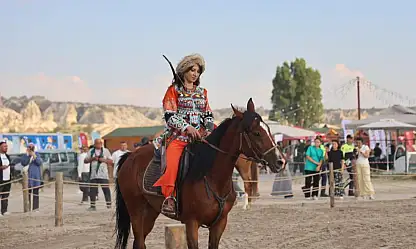 Kapadokya'da güzellikleriyle büyüleyen atlar podyuma çıktı