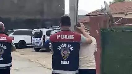 2,5 ay boyunca 'Polisiz' diyerek dolandırdılar! 100 milyonluk vurgunun ardından tatlı ikram ettiler