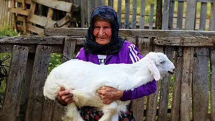 Antalya'nın 'Süper Çobanı' Emine Nine, 90 yıldır keçileriyle dağlarda