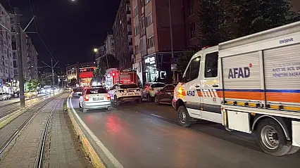 Apartmanda çıkan yangında dumanlar daireleri sardı