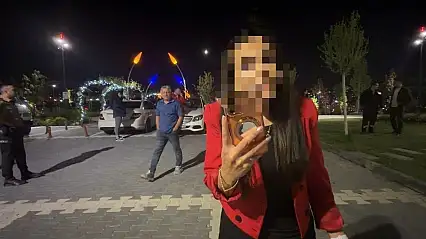 Bebeğini arabada unutan kadın sinirini gazetecilerden çıkardı