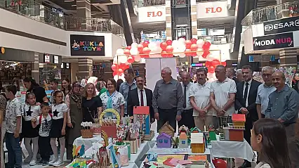 Bülent Altop İlkokulu'nun yıl sonu sergisi yoğun ilgi gördü