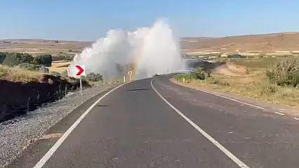 Bünyan'da su borusu patladı, metrelerce yükselen su kamerada