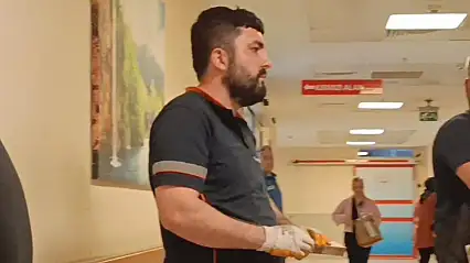Çiviyi tahta yerine eline çakan işçi hastaneye kaldırıldı
