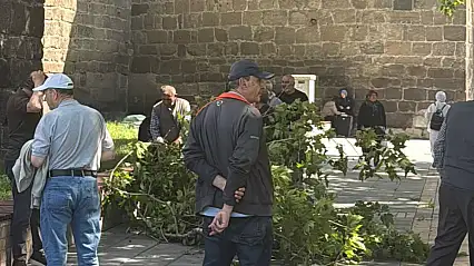 Cumhuriyet Meydanı'nda ağaç dalı vatandaşların üzerine düştü