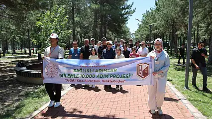Elazığ'da çocuklar ve gençler, aileleriyle birlikte yürüdü
