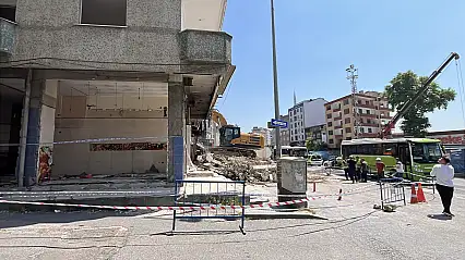 Gebze'de 4 kişinin öldüğü olayın ardından boşaltılan 22 riskli yapının yıkımına başlandı
