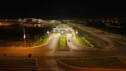 Havalimanı yolu geceleri renkli görünüme kavuşuyor