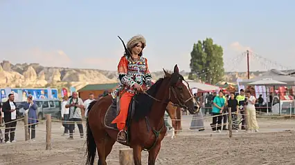 Kapadokya'da güzellikleriyle büyüleyen atlar podyuma çıktı