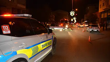 Kavşakta kaldırıma çarpan otomobilin sürücüsü yaralandı