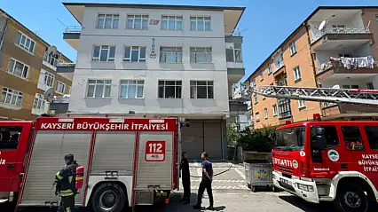 Kayseri'de 3 katlı binada çıkan yangın söndürüldü