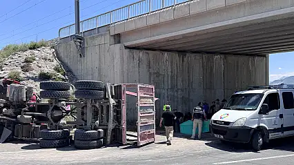 Kayseri'de damperi açılan kamyon köprüye çarptı: Sürücü hayatını kaybetti