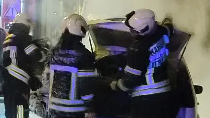 Kayseri'de park halindeki otomobil alev aldı