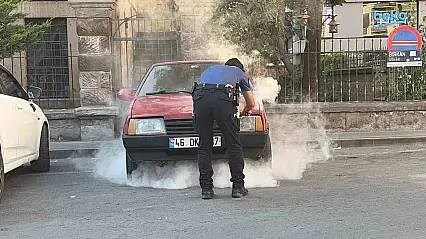 Kayseri'de park halindeki otomobilde yangın