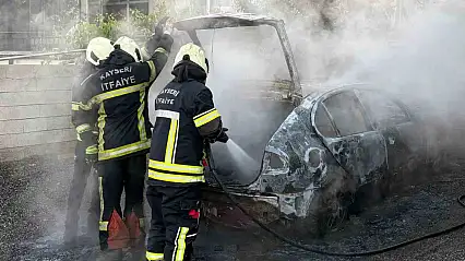 Müstakil evin otoparkında alev alan otomobil küle döndü