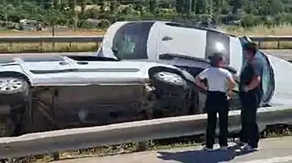 Orta refüje saplanan iki araç bariyerlerin arasında sıkıştı