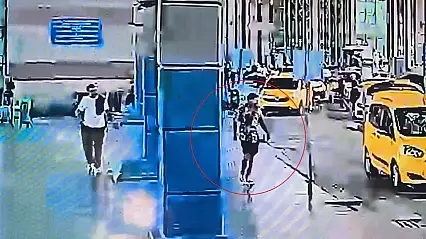 Çuvala gizlediği bıçağı alıp 2 güvenlik görevlisini yaraladı