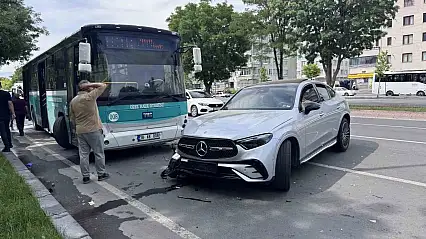 Kayseri'de otomobil halk otobüsü ile çarpıştı: 1 kişi yaralandı