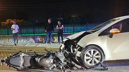 Otomobil ile kafa kafaya çarpışan motosiklet sürücüsü yaralandı