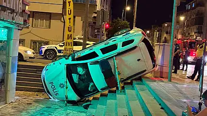 Otomobille çarpışan polis aracı yan yattı: 2'si bekçi 3 yaralı