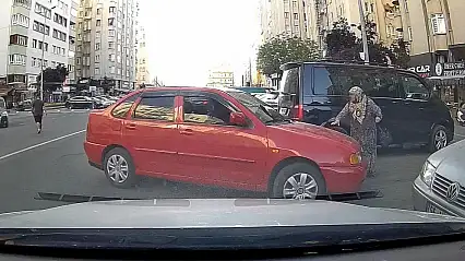 Park yeri savaşını bastonlu yaşlı kadın kazandı