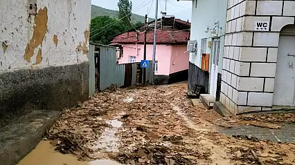 Sel suları köyü esir aldı, maddi hasar meydana geldi