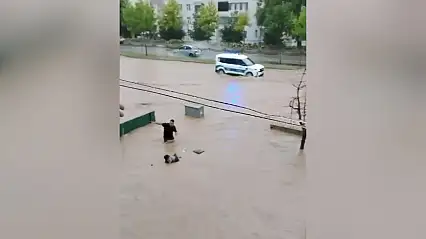Sel sularına kapılan yaşlı adamı son anda kurtardılar