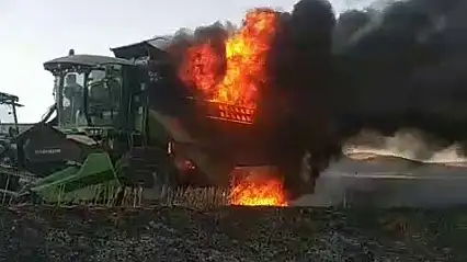 Sivas'ta hasat sırasında biçerdöver alev topuna döndü
