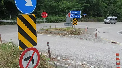 Sürücülerin kafası karışıyor! Kavşakta tam 29 tabela var