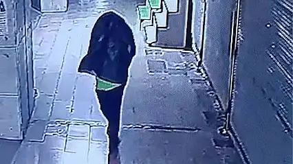 Başına çöp poşeti geçirip yangın çıkaran şahıs kameralara yakalandı