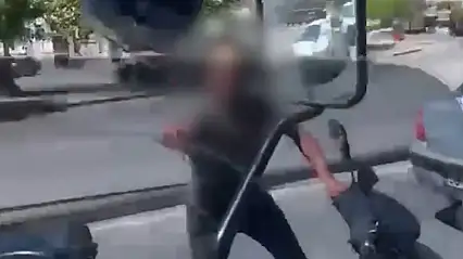 Tartıştığı sürücüye kaskını fırlatan motosikletliye rekor ceza