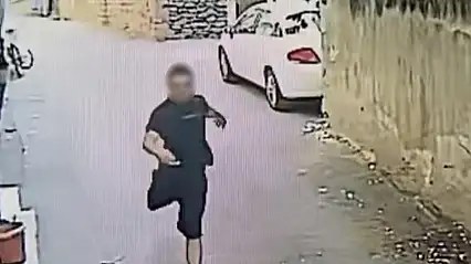 Telefonu çaldı, tazı gibi koştu: O anlar kamerada