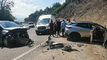 Tokat'ta otomobiller kafa kafaya çarpıştı: 10 yaralı