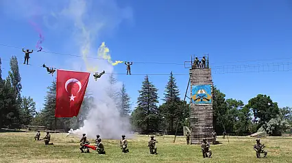 Türk Kara Kuvvetleri'nin kuruluşunun 2235'inci yıldönümü gösterileri nefes kesti