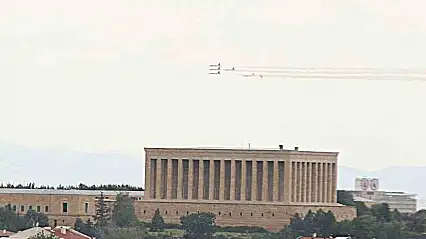 Türk Yıldızları'ndan Ankara semalarında prova uçuşu