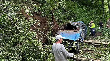 Uçuruma yuvarlanan kamyonetteki karı koca hayatını kaybetti